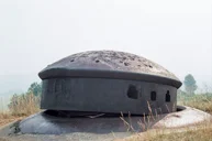 De door de Duitsers in mei 1940 opgeblazen tourelle 2AM op Ouvrage La Ferté